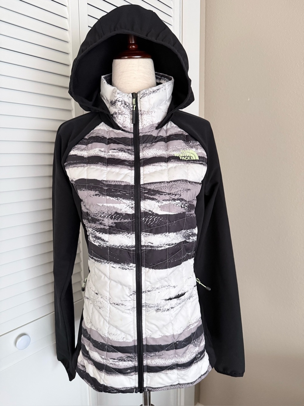 The North Face Women's Shiny Black Shell Jacket Size XS EUC